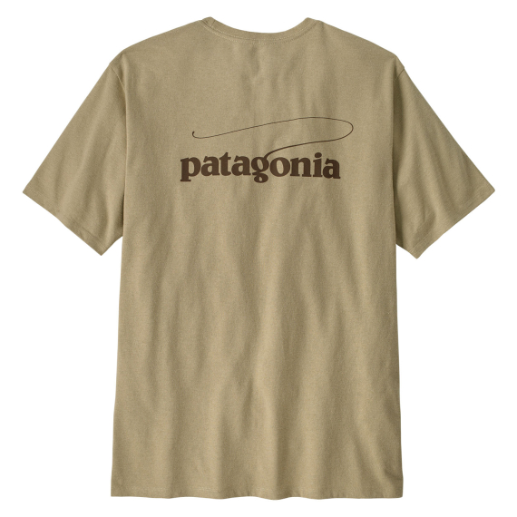 Patagonia M\'s Casting Logo Responsibili-Tee PUM ryhmässä Vaatteet ja kengät / Vaatetus / T-paidat @ Sportfiskeprylar.se (37811-PUM-Lr)