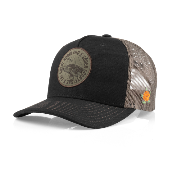 SQRTN x Söder Sportfiske Lurking Pike Trucker, Black ryhmässä Vaatteet ja kengät / Lippalakit ja päähineet / Lippikset / Trucker lippikset @ Sportfiskeprylar.se (SQSS-004-OSFA)