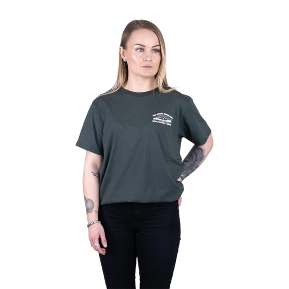 SQRTN X Wolfcreek Lures Tee, Olive ryhmässä @ Sportfiskeprylar.se (SQWC-002-Sr)