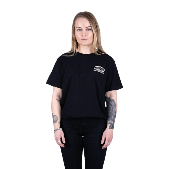 SQRTN X Wolfcreek Lures Tee, Black ryhmässä @ Sportfiskeprylar.se (SQWC-003-Sr)