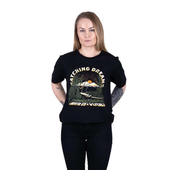 SQRTN X Wolfcreek Lures Dreams Tee, Black ryhmässä Vaatteet ja kengät / Vaatetus / T-paidat @ Sportfiskeprylar.se (SQWC-004-Sr)