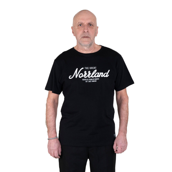 SQRTN Great Norrland T-Shirt Black ryhmässä Vaatteet ja kengät / Vaatetus / T-paidat @ Sportfiskeprylar.se (TEE-001-Mr)