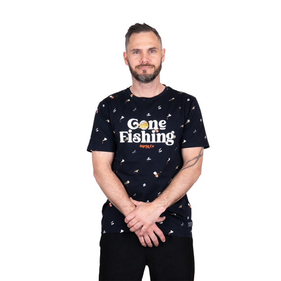 SQRTN Gone Fishing T-shirt Dryfly Black ryhmässä Vaatteet ja kengät / Vaatetus / T-paidat @ Sportfiskeprylar.se (TEE-533-Sr)